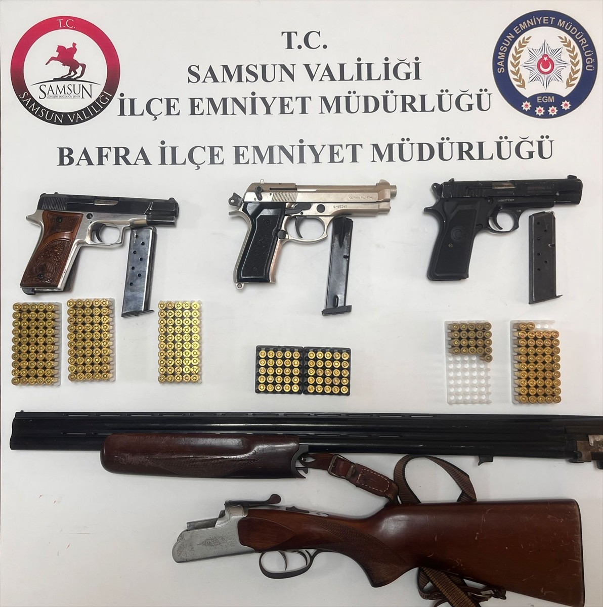 Samsun'un Bafra ilçesinde düzenlenen silah kaçakçılığı operasyonunda 4 şüpheli gözaltına alındı.​...