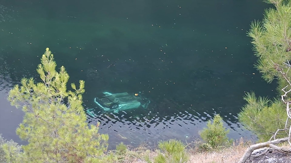 Samsun'un Bafra ilçesinde nehre düşen otomobildeki anne ile çocuğu yaşamını yitirdi.