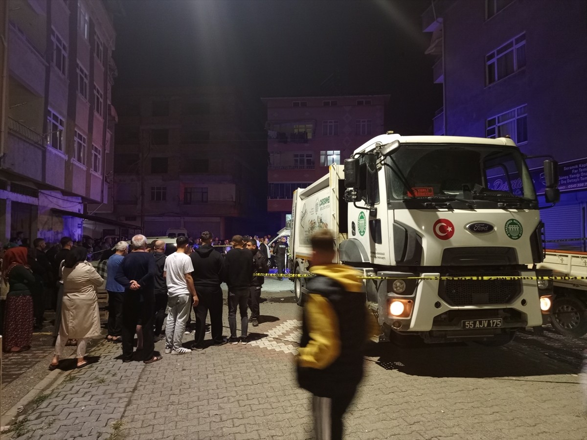 Samsun'un Çarşamba ilçesinde belediyeye ait çöp kamyonunun altında kalan 65 yaşındaki kadın...