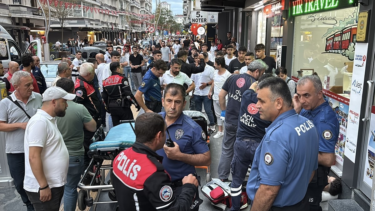 Samsun'un İlkadım ilçesinde çıkan bıçaklı kavgada 1 kişi yaralandı.