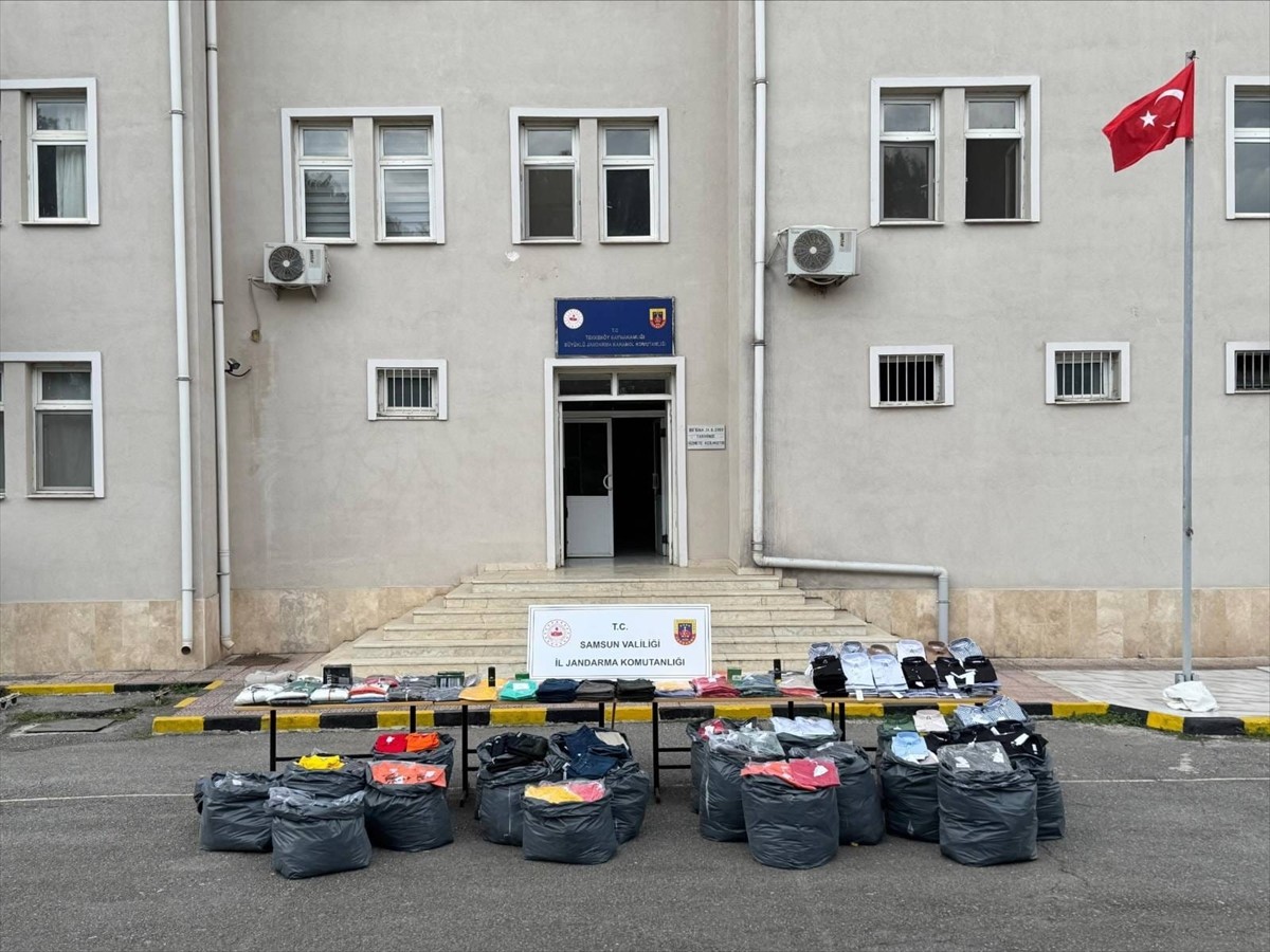 Samsun'un Tekkeköy ilçesinde düzenlenen operasyonda, yaklaşık 9 milyon liralık sahte markalı ürün...