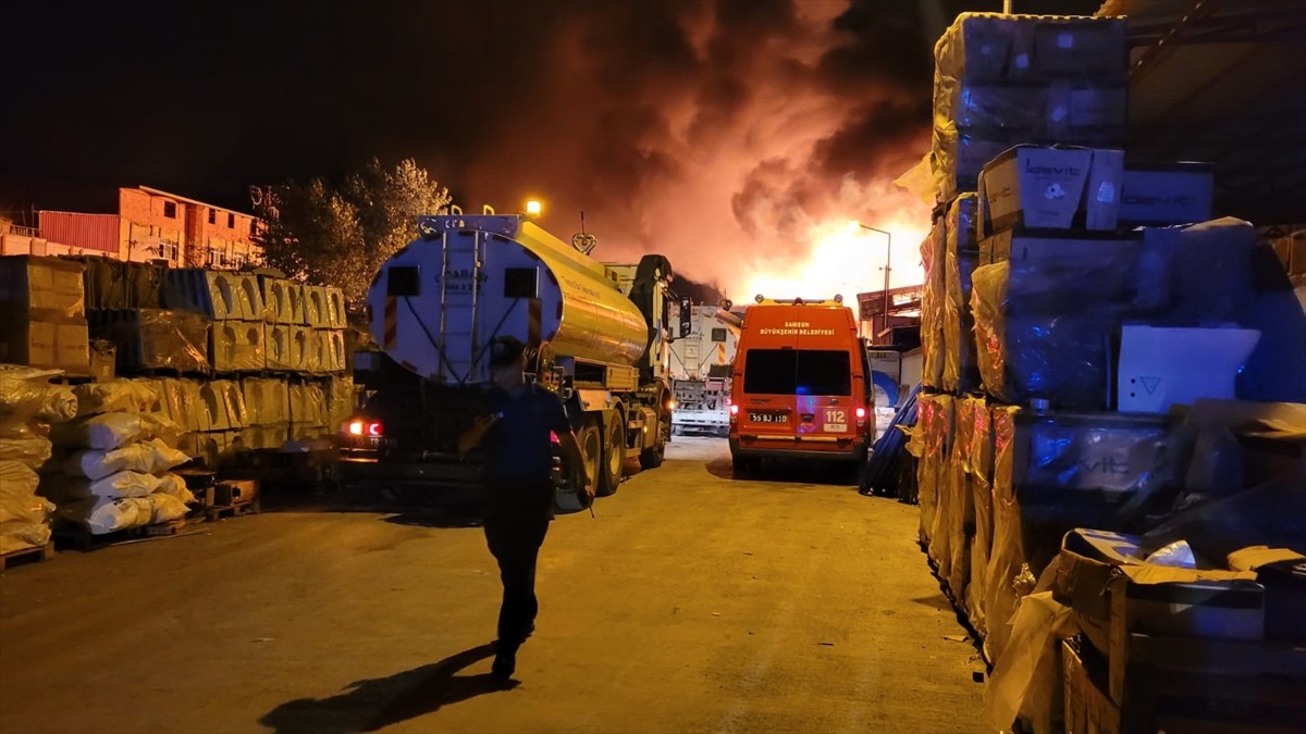 Samsun'un Tekkeköy ilçesinde kereste fabrikasında çıkan yangın söndürülmeye...