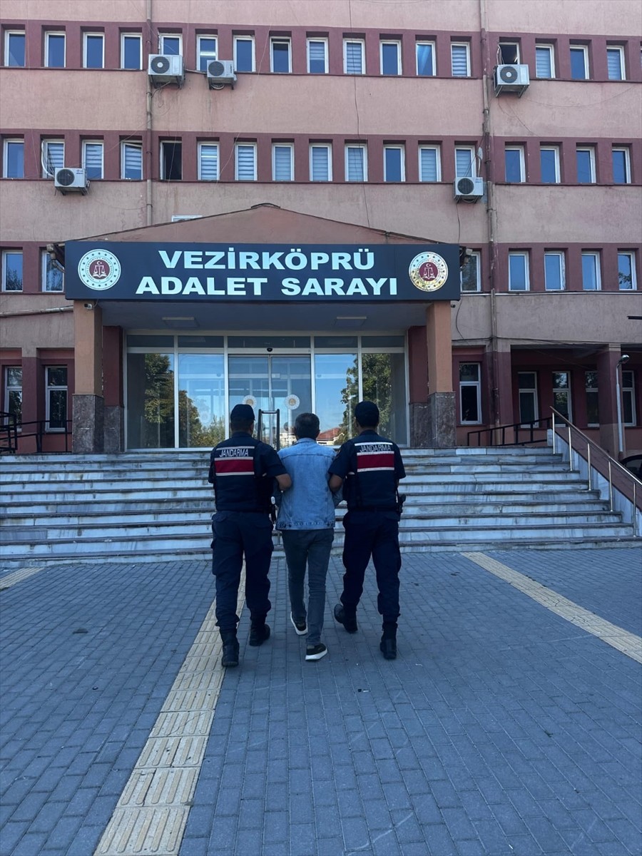 Samsun'un Vezirköprü ilçesinde düzenlenen operasyonda 3 yıldır aranan hükümlü, saklandığı yorganın...