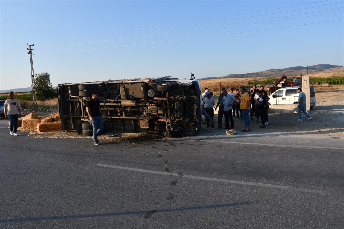 Samsun’un Vezirköprü ilçesinde traktör ile saman balyası taşıyan kamyonetin çarpıştığı kazada 1’i...