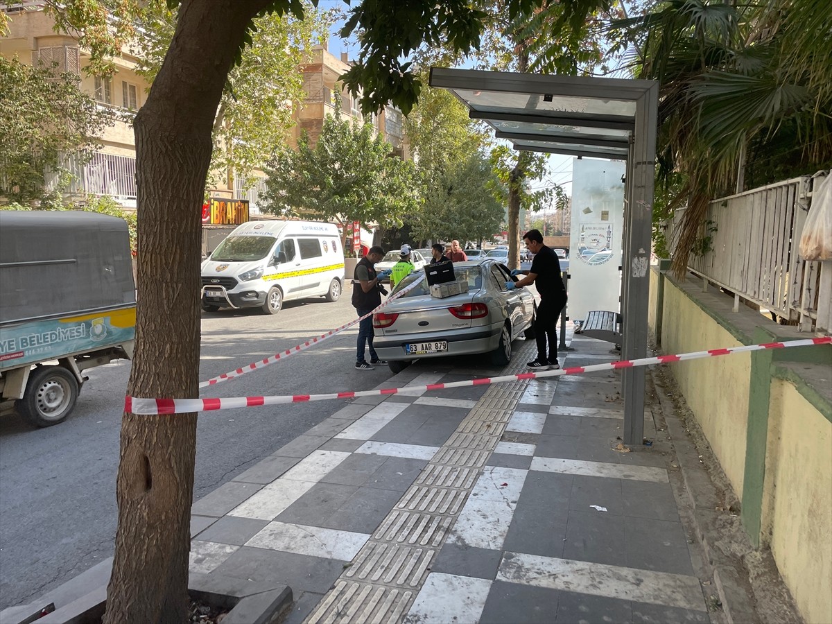 Şanlıurfa'nın Haliliye ilçesinde otomobilin durakta bekleyen anne ve çocuklarına çarpması sonucu 1...