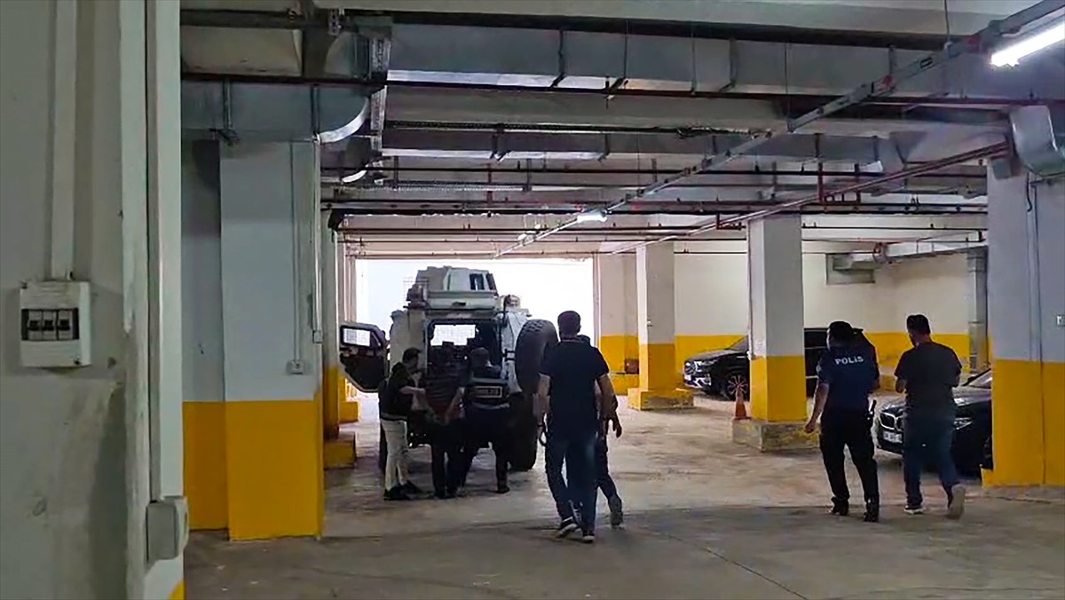 Şanlıurfa'nın Siverek ilçesinde eniştesi Mehmet Buğdaycı'yı öldürdüğü iddiasıyla aranan M.B....