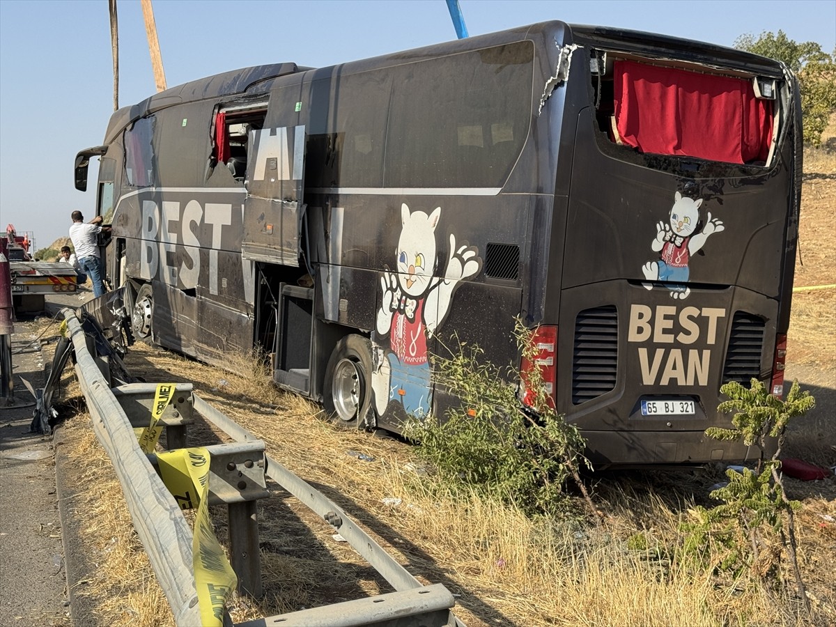 Şanlıurfa'nın Suruç ilçesinde devrilen yolcu otobüsündeki 27 kişi yaralandı.