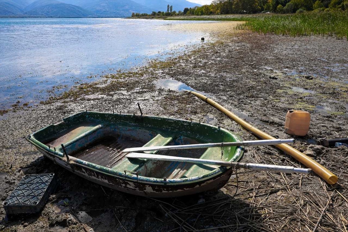 Sapanca Gölü'nden izinsiz sulama ve kaçak su kullanımına karşı denetim gerçekleştiriliyor.