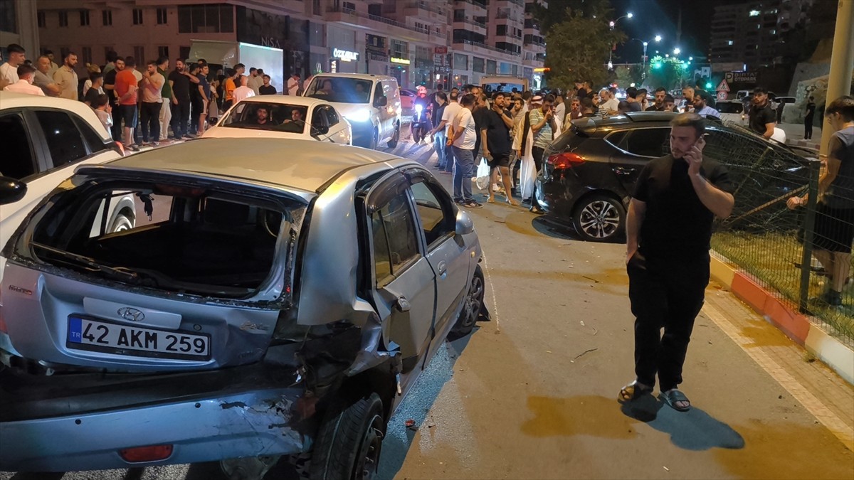 Siirt'te 4 otomobilin karıştığı zincirleme trafik kazasında 5 kişi yaralandı. İhbar üzerine kaza...