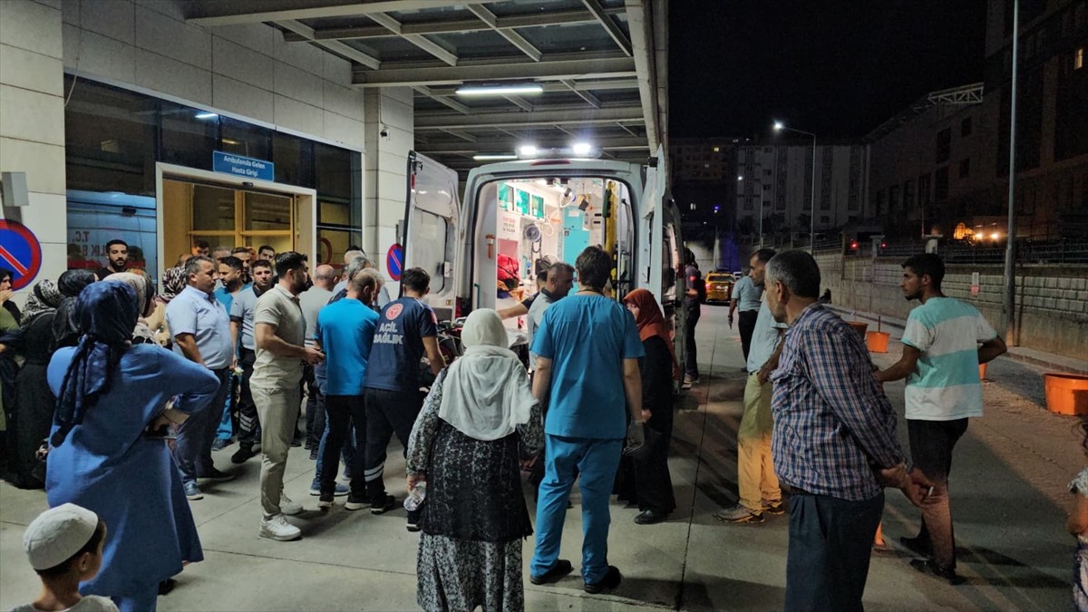 Siirt’te yolun karşısına geçmeye çalışırken önce otomobilin, ardından kamyonetin çarptığı çocuk...