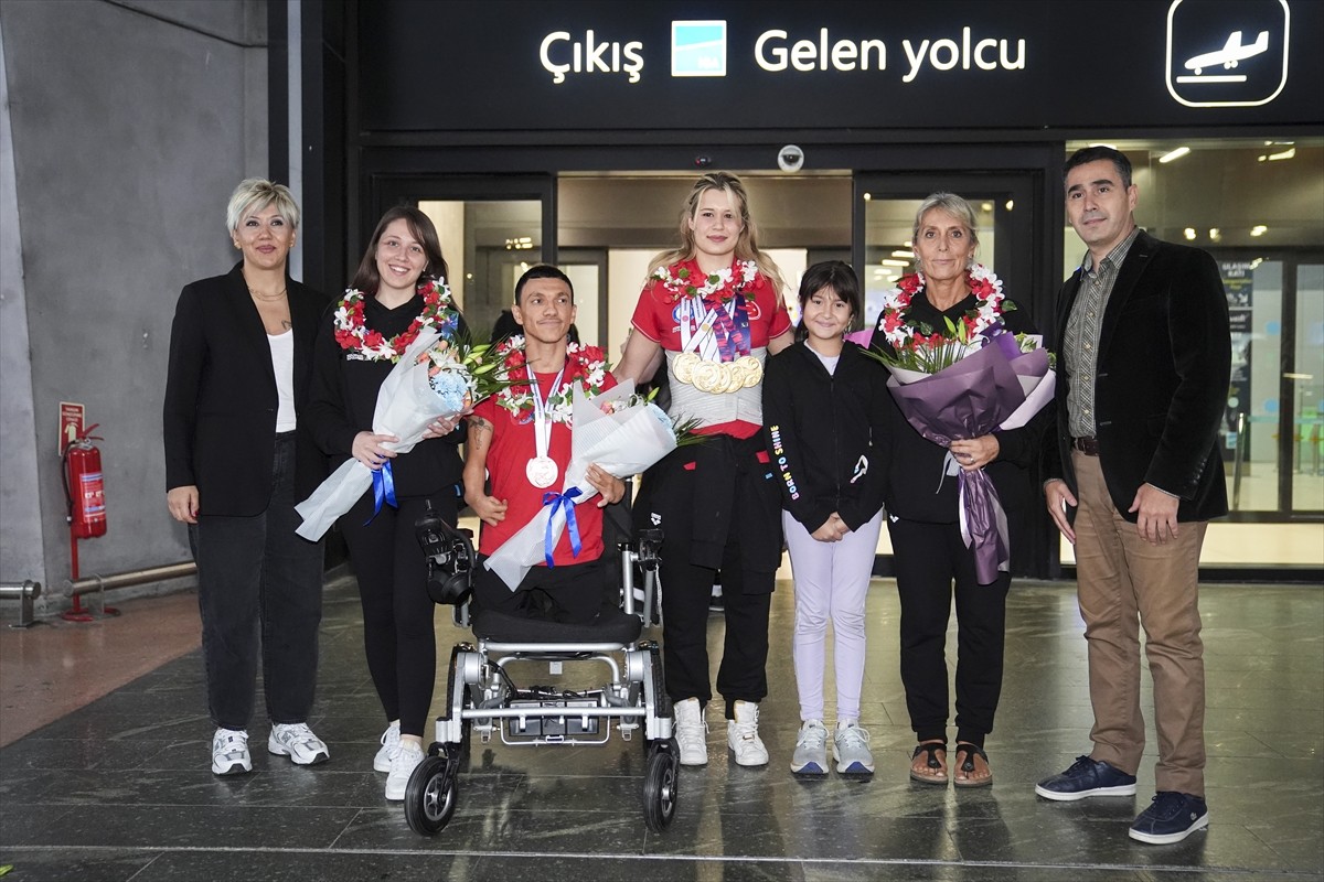 Singapur'da düzenlenen Dünya Para Yüzme Şampiyonası'nı 5 altın, 1 gümüş ve 4 bronz madalyayla...