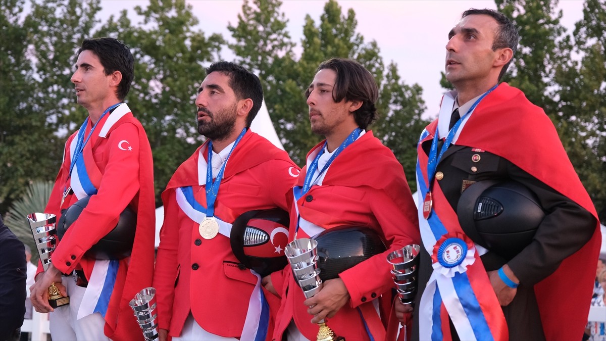 Sırbistan'ın başkenti Belgrad'da düzenlenen Engel Atlama Balkan Şampiyonası'nda yarışan Türk...