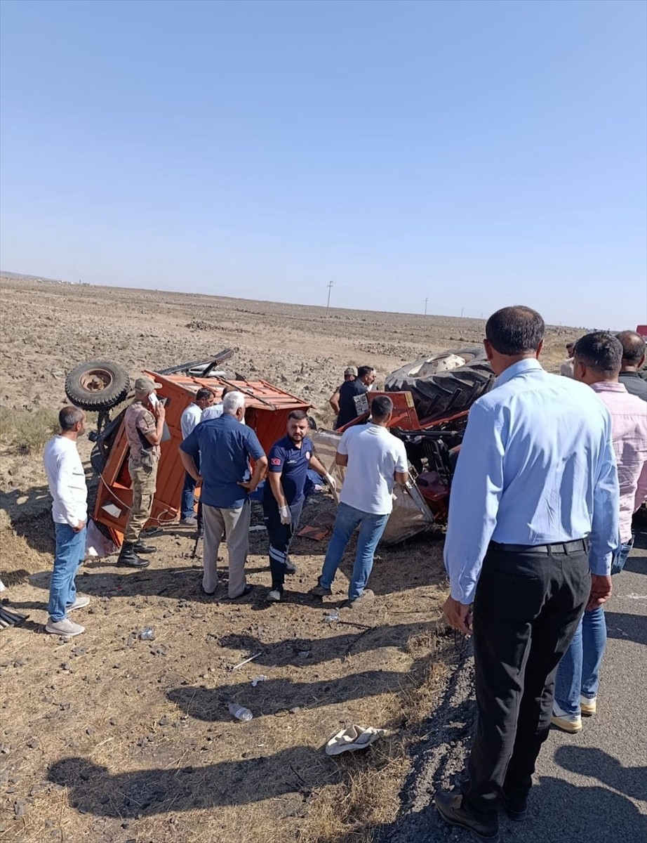 Şırnak'ın İdil ilçesinde traktörün devrilmesi sonucu römorkun altında kalan kişi hayatını...
