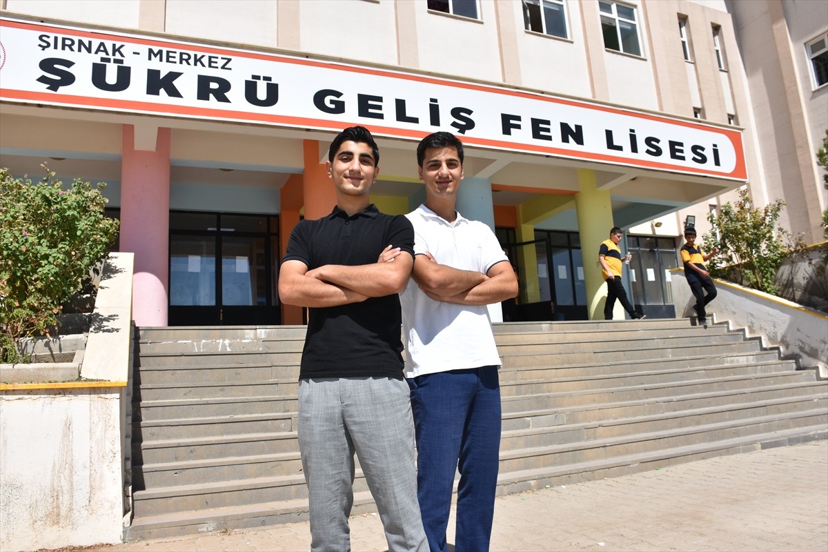 Şırnak'ta Şükrü Geliş Fen Lisesi'nden mezun olan Ayetullah Uslu(solda), ağabeyinden feyzalarak...