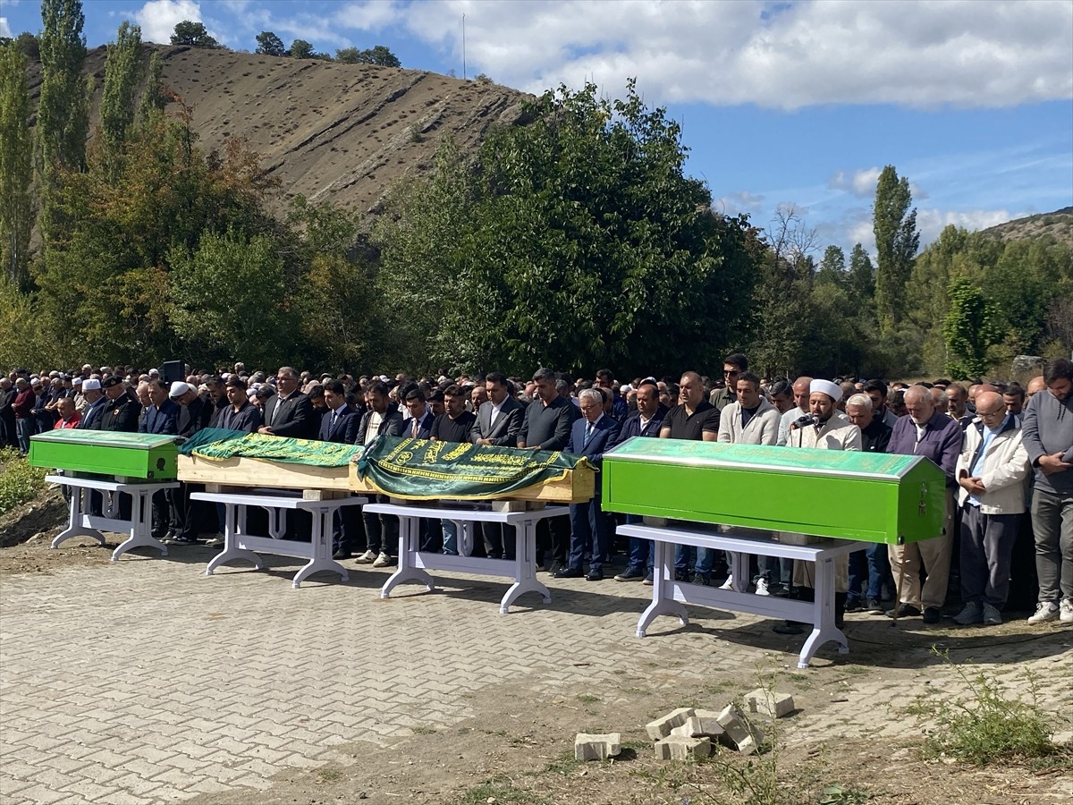 Sivas'ın Doğanşar ilçesinde otomobilin uçuruma yuvarlanması sonucu hayatını kaybeden 4 kişinin...