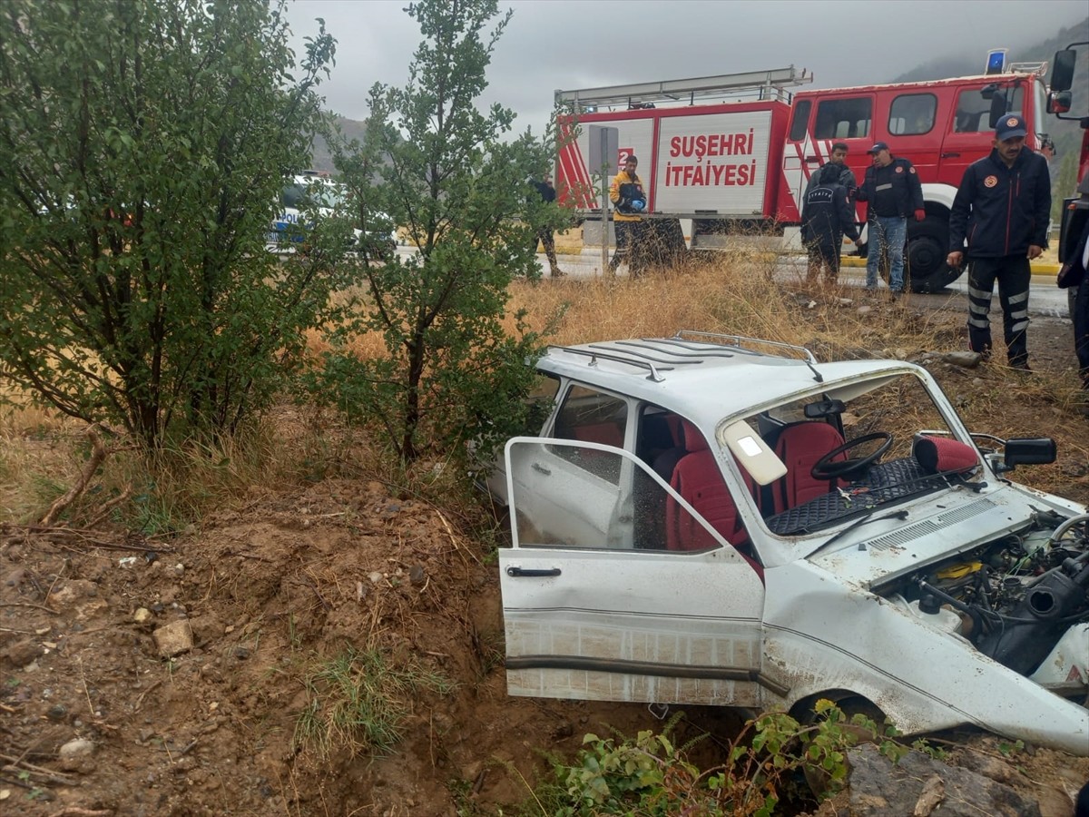 Sivas'ın Koyulhisar ilçesinde otomobilin şarampole devrilmesi sonucu 2 kişi yaralandı. İhbar...