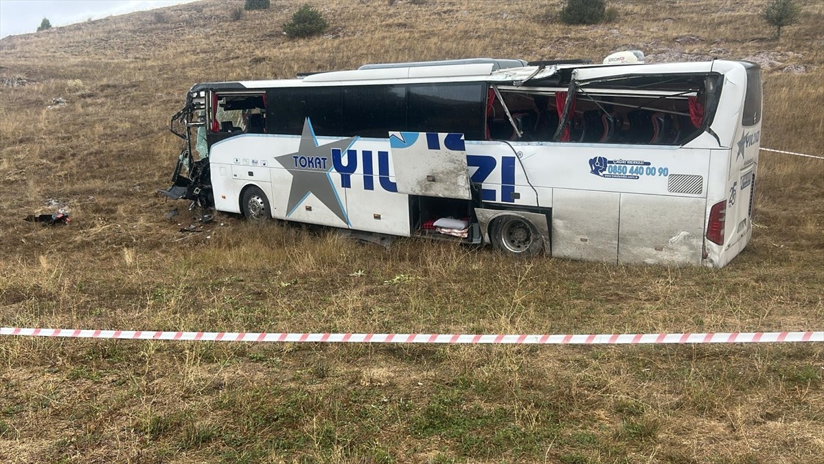 Sivas'ın Yıldızeli ilçesinde, yolcu otobüsü ile tırın çarpışması sonucu ilk belirlemelere göre 20...
