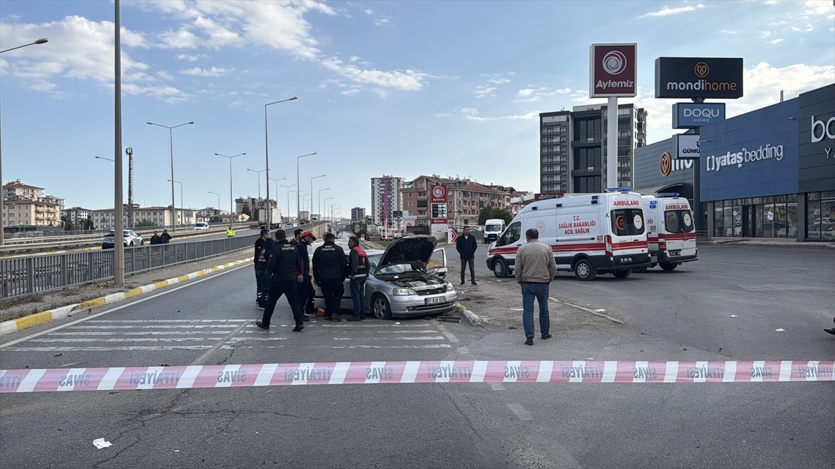 Sivas'ta iki otomobilin çarpışması sonucu 1 kişi öldü, 3 kişi yaralandı.
