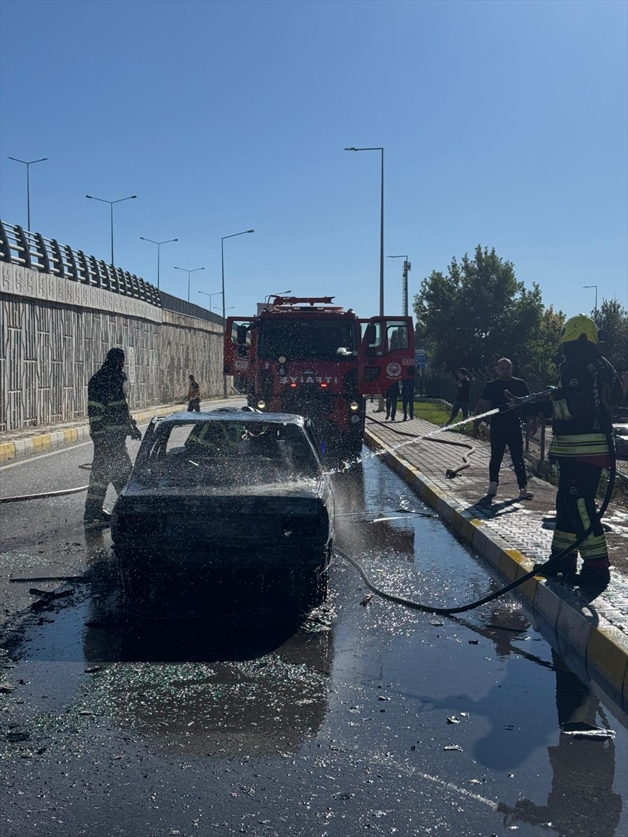 Sivas'ta seyir halinde alev alan otomobilin sürücüsü yaralandı. Ekiplerce söndürülen yangında...