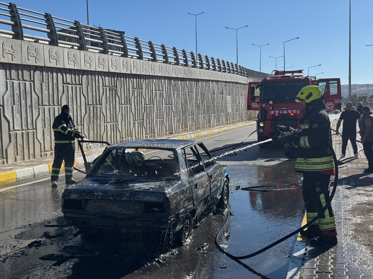 Sivas'ta seyir halinde alev alan otomobilin sürücüsü yaralandı. Ekiplerce söndürülen yangında...