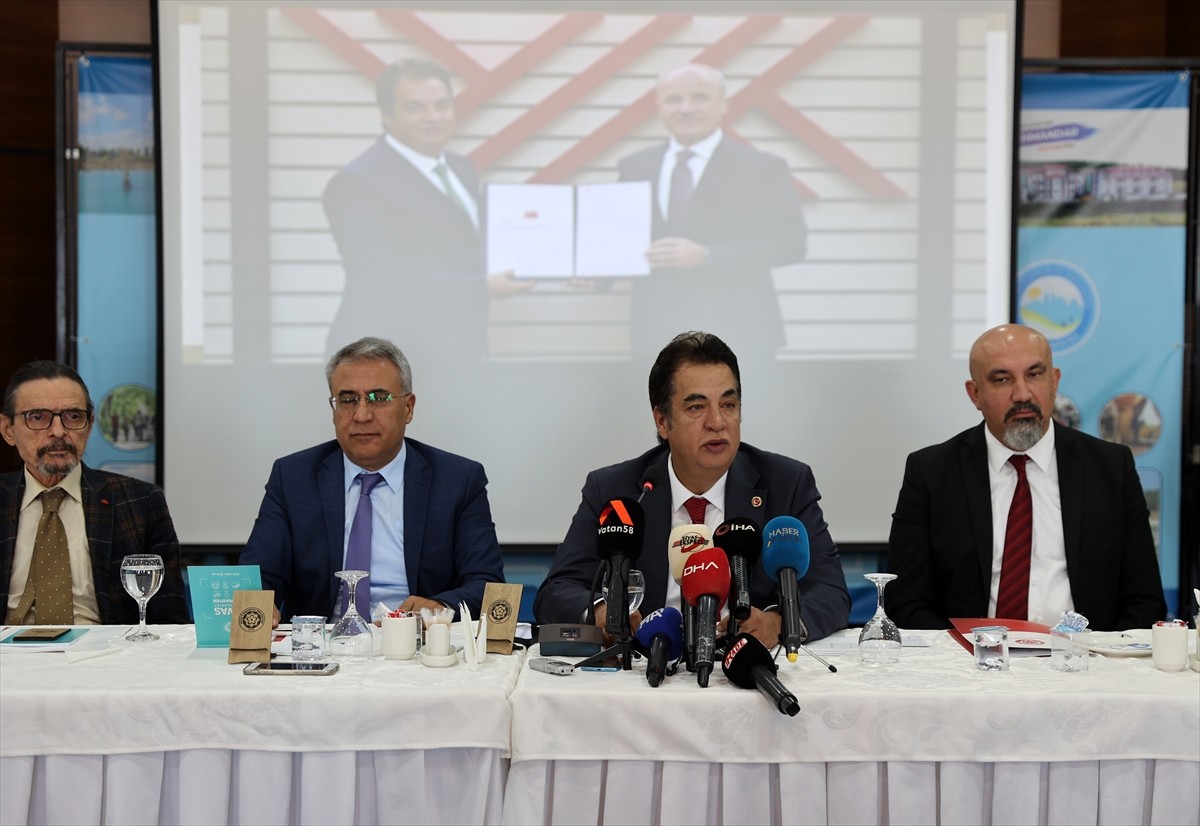 Sivas Cumhuriyet Üniversitesi Rektörü Prof. Dr. Ahmet Şengönül (sağ 3), düzenlediği basın...