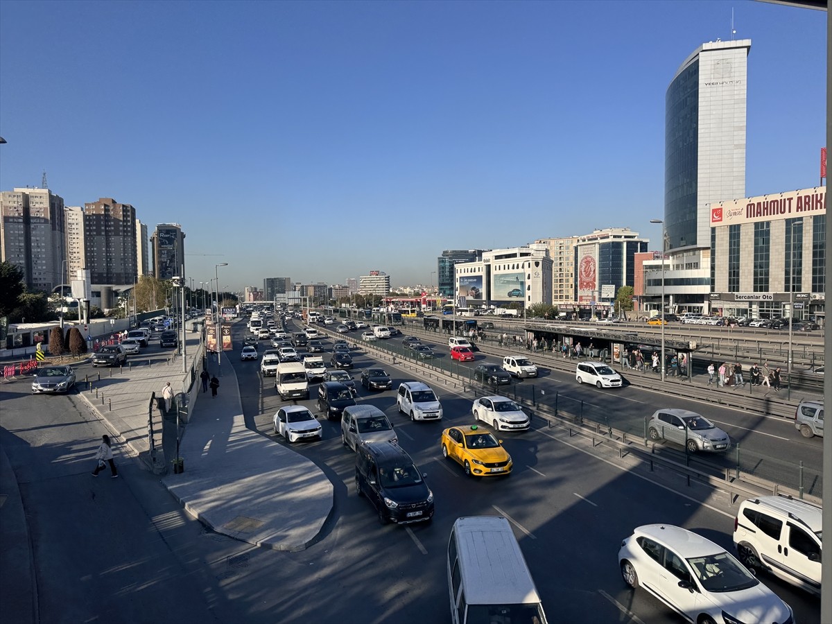 stanbul'da sabah saatlerinde bazı bölgelerde trafik yoğunluğu oluştu. Zeytinburnu, Cevizlibağ...