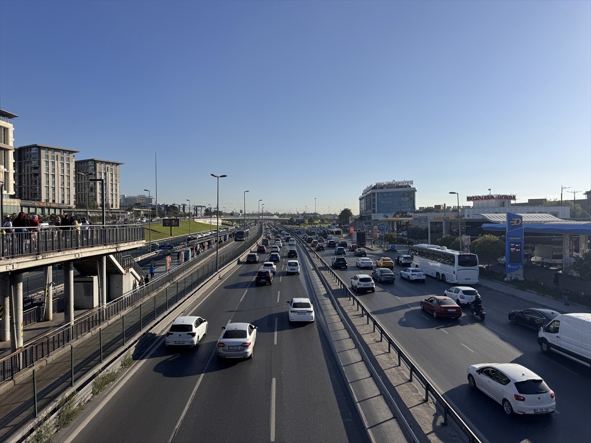 stanbul'da sabah saatlerinde bazı bölgelerde trafik yoğunluğu oluştu. Zeytinburnu, Cevizlibağ...