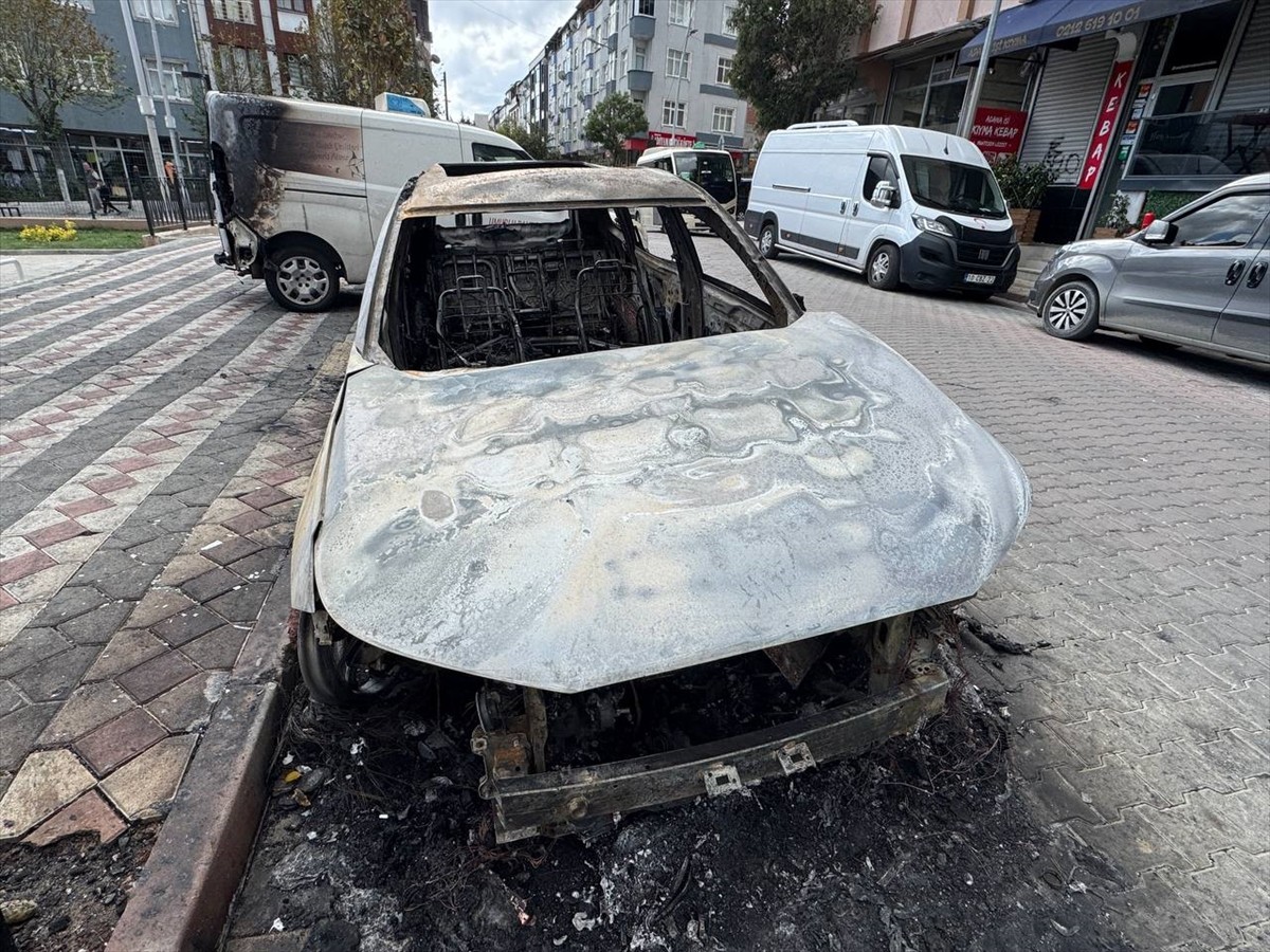 Sultangazi'de park halindeki otomobilde çıkan ve 2 araca sıçrayan yangın itfaiye ekiplerince...