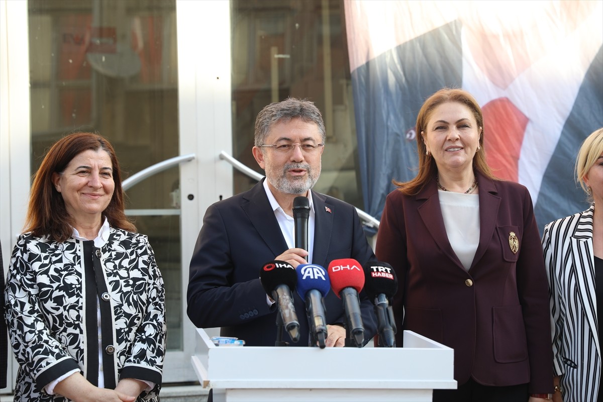 Tarım ve Orman Bakanı İbrahim Yumaklı, Edirne'de AK Parti Uzunköprü İlçe Başkanlığını ziyaret...