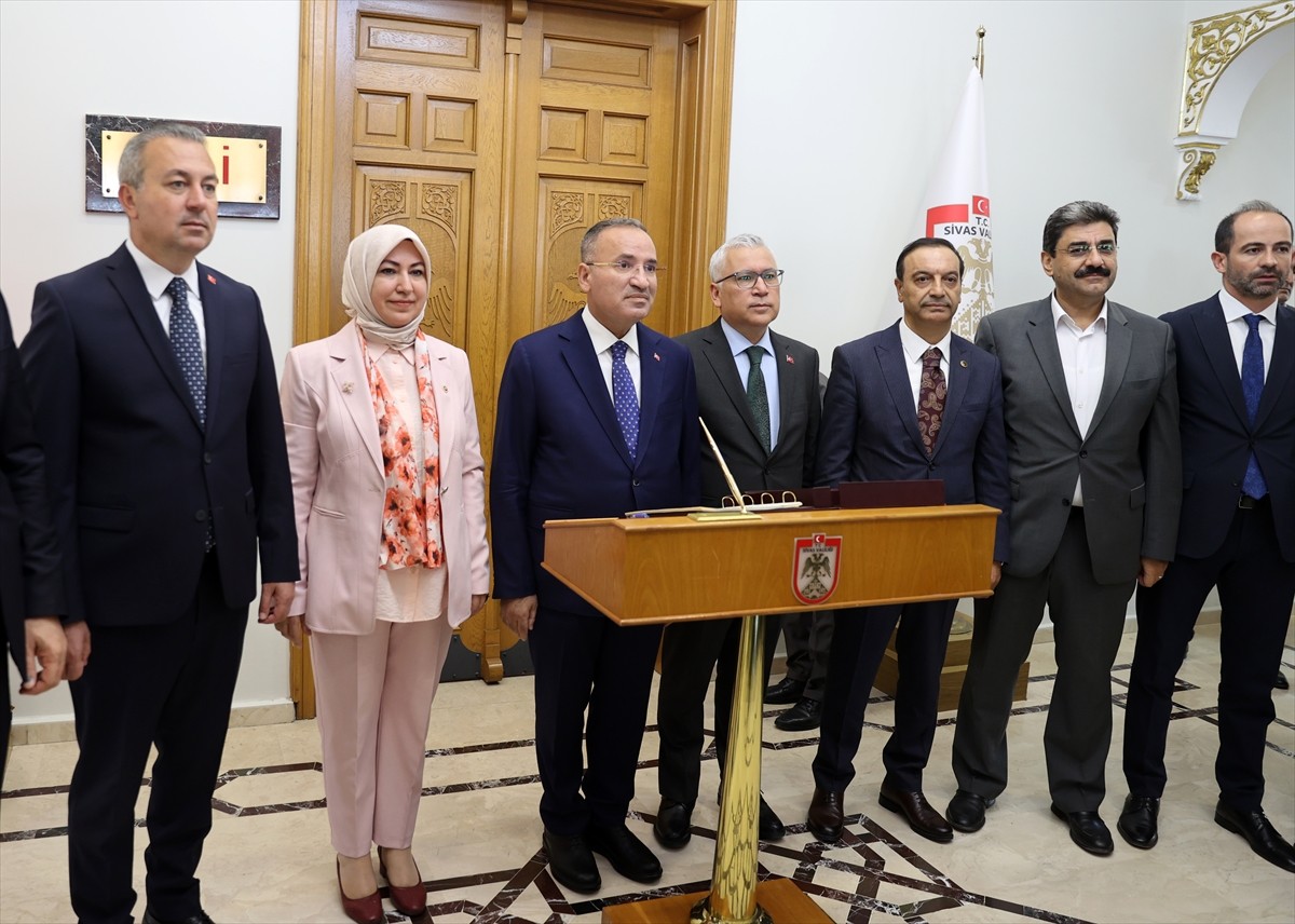 TBMM Başkanvekili Bekir Bozdağ (sol 3), Sivas'ta ziyaretler gerçekleştirdi. Bozdağ, Sivas Valisi...