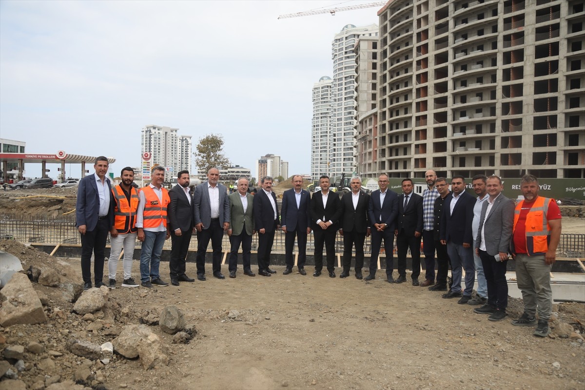 TBMM Plan ve Bütçe Komisyonu Başkanı ve AK Parti Samsun Milletvekili Mehmet Muş (sol 2), kentte...