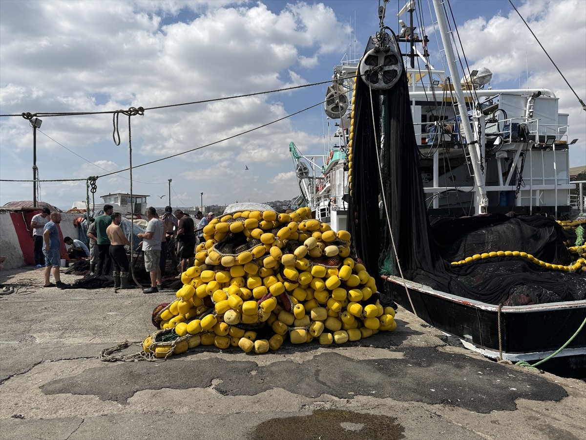 Tekirdağlı balıkçılar, Marmara Denizi'nde etkili olan poyraz nedeniyle ava çıkamadı.  