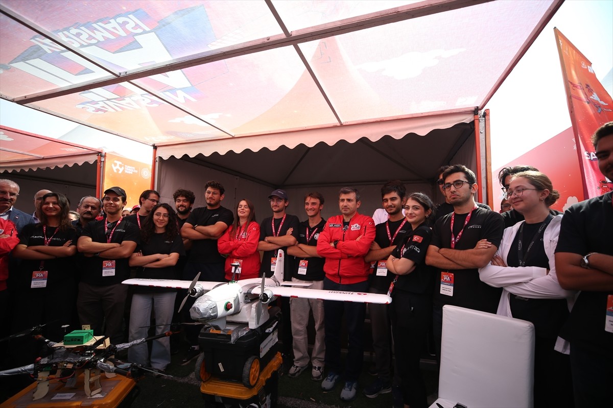  TEKNOFEST Yönetim Kurulu Başkanı Selçuk Bayraktar, Çanakkale'nin Gökçeada ilçesinde düzenlenen...