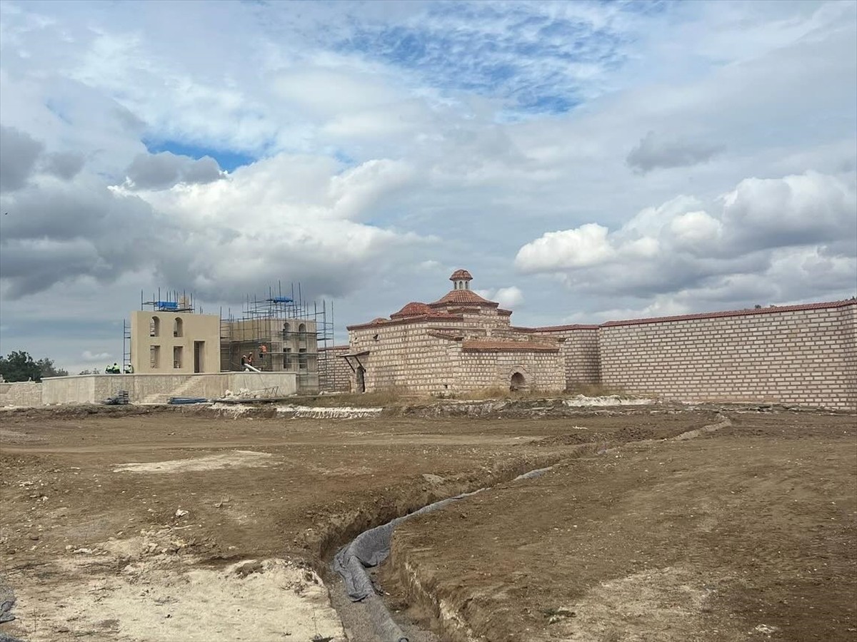 Temeli 2. Murat döneminde 1450'de atılan Fatih Sultan Mehmet ve Kanuni Sultan Süleyman gibi...