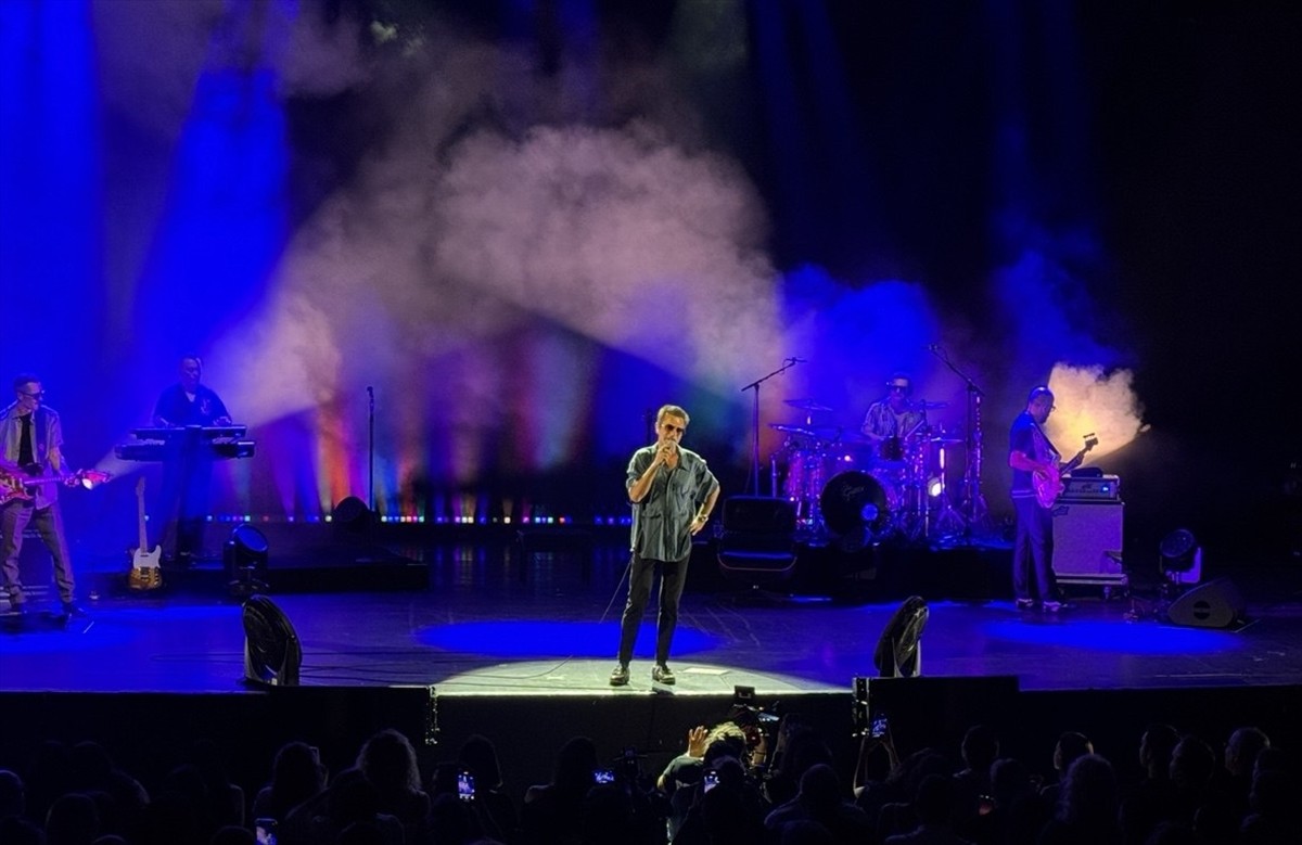 Teoman, Bayhan Müzik organizasyonuyla Türkiye turnesi kapsamında İstanbul'da müzikseverlerle...