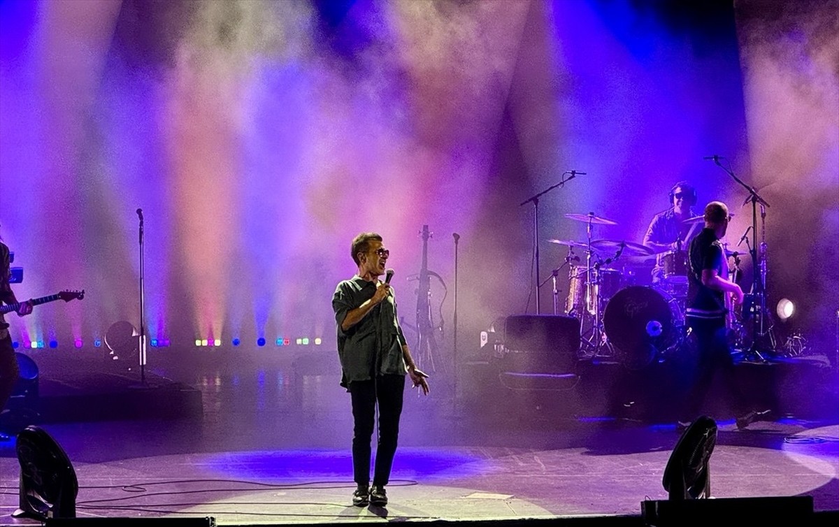 Teoman, Bayhan Müzik organizasyonuyla Türkiye turnesi kapsamında İstanbul'da müzikseverlerle...