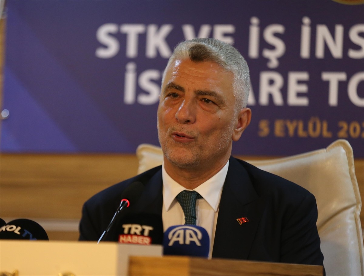 Ticaret Bakanı Ömer Bolat, Rize Ticaret ve Sanayi Odası Salonu'nda düzenlenen "Sivil Toplum...