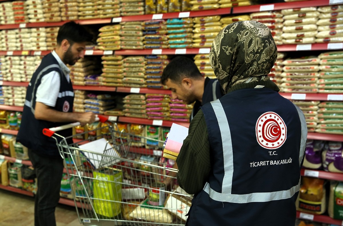 Ticaret Bakanlığı ekipleri, Erzurum'da perakende satılan ürünlere yönelik fahiş fiyat ve etiket...