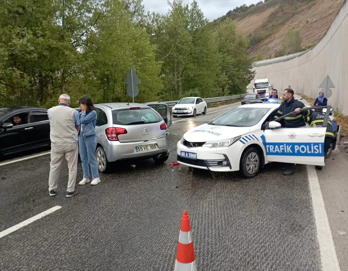 Tokat'ın Niksar ilçesinde, bir otomobil istinat duvarına çarptı. Bir başka otomobil ise bölgeye...