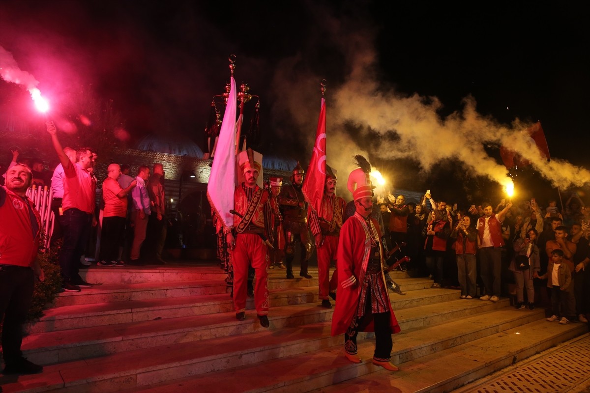 Tokat'ta tarihi Sulu Sokak'ta, Milli Savunma Bakanlığı Mehteran Birliği konser verdi. Etkinlikte...