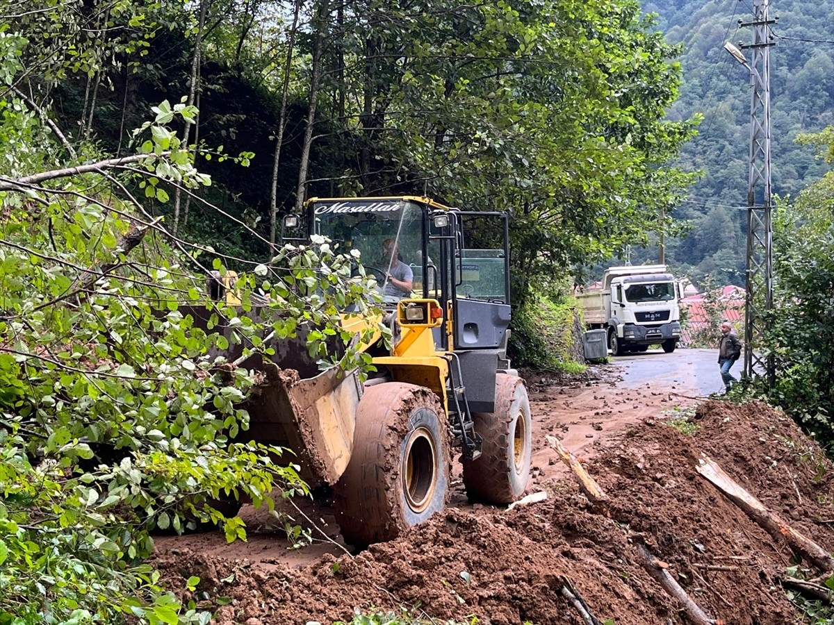 Trabzon'da etkili yağışın ardından bazı ilçelerde toprak kaymaları oluştu.