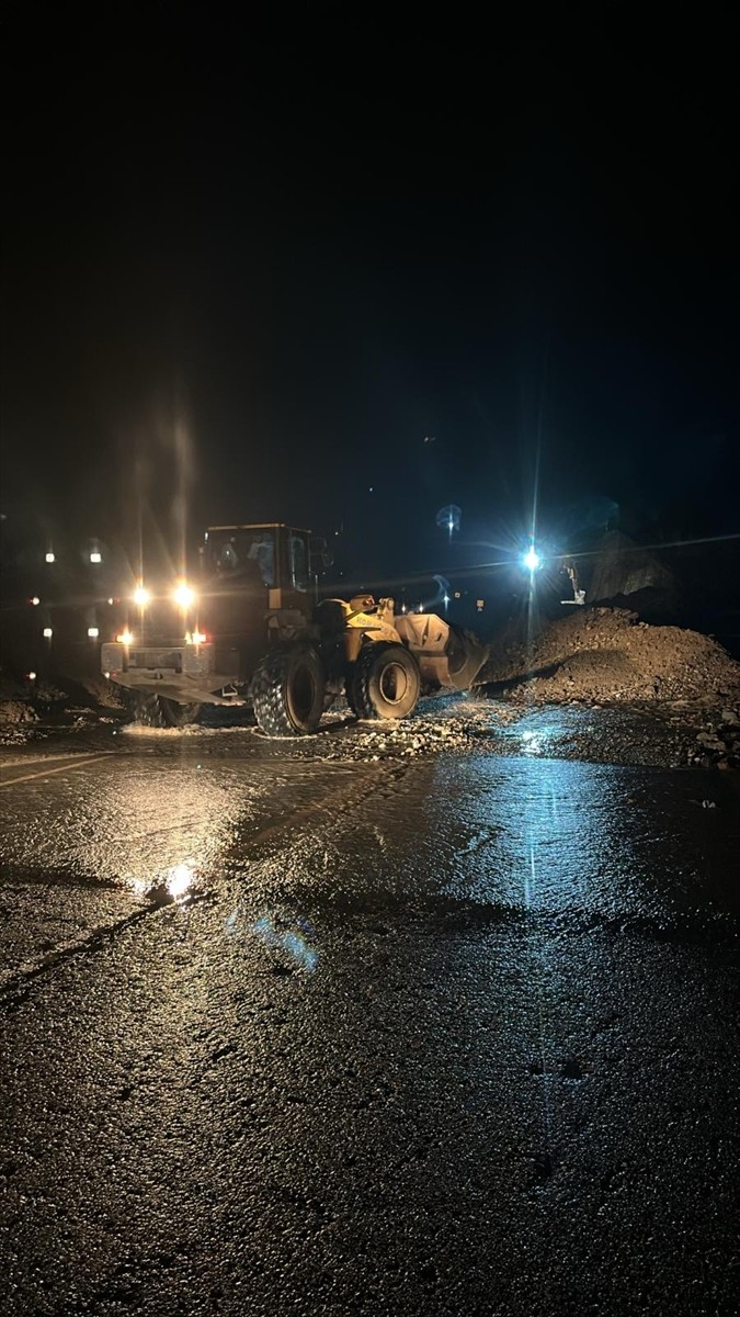 Trabzon'un Arsin ilçesinde sağanak, heyelana neden oldu. İlçe genelinde aralıklarla devam eden...