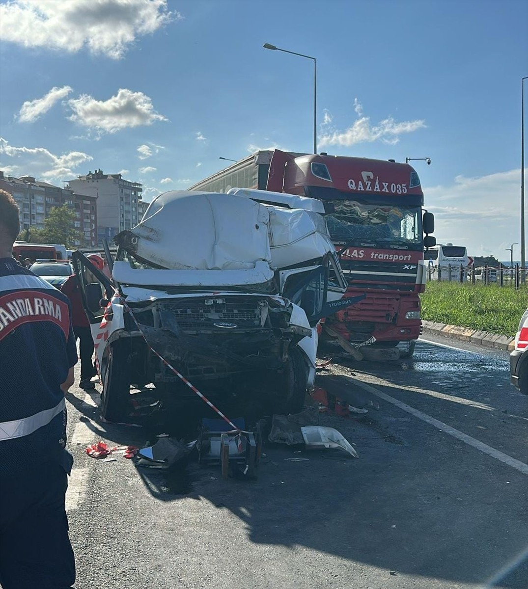 Trabzon'un Arsin ilçesinde tır, kamyon ve minibüsün karıştığı kazada 14 kişi yaralandı.