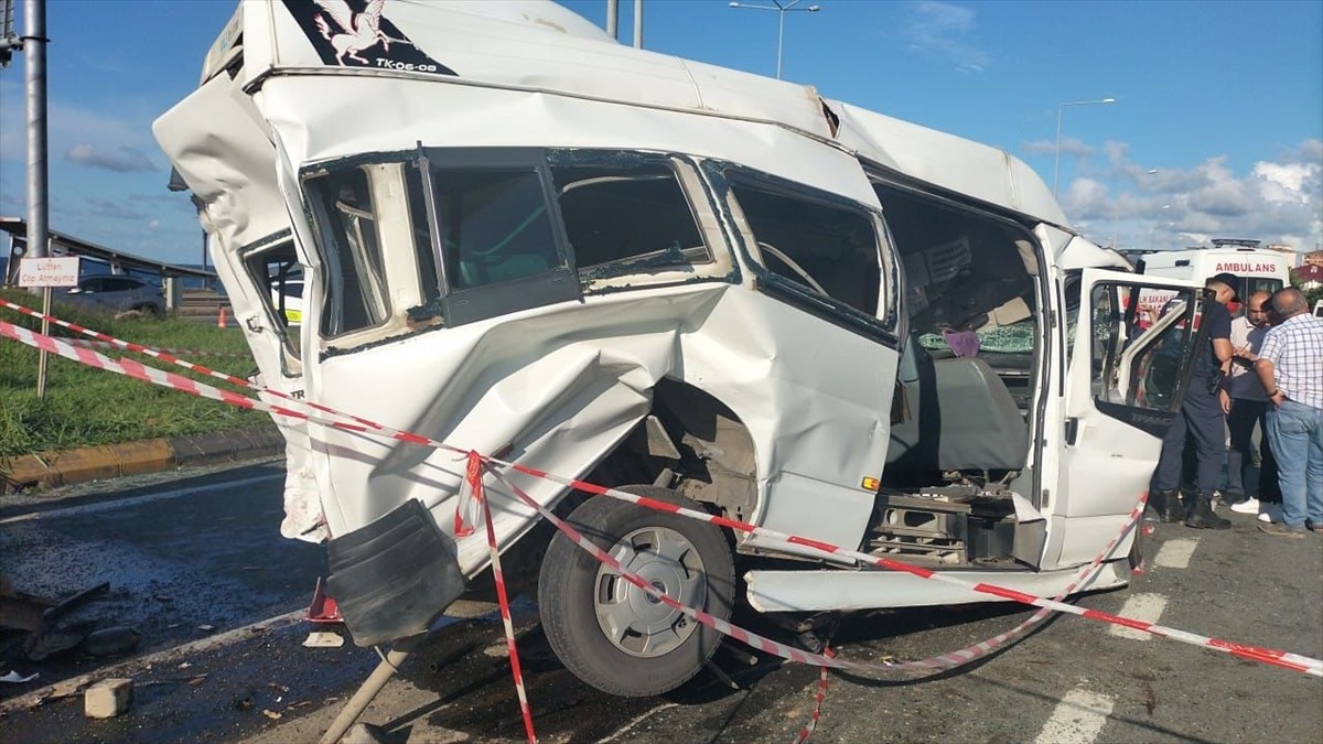 Trabzon'un Arsin ilçesinde tır, kamyon ve minibüsün karıştığı kazada 14 kişi yaralandı.