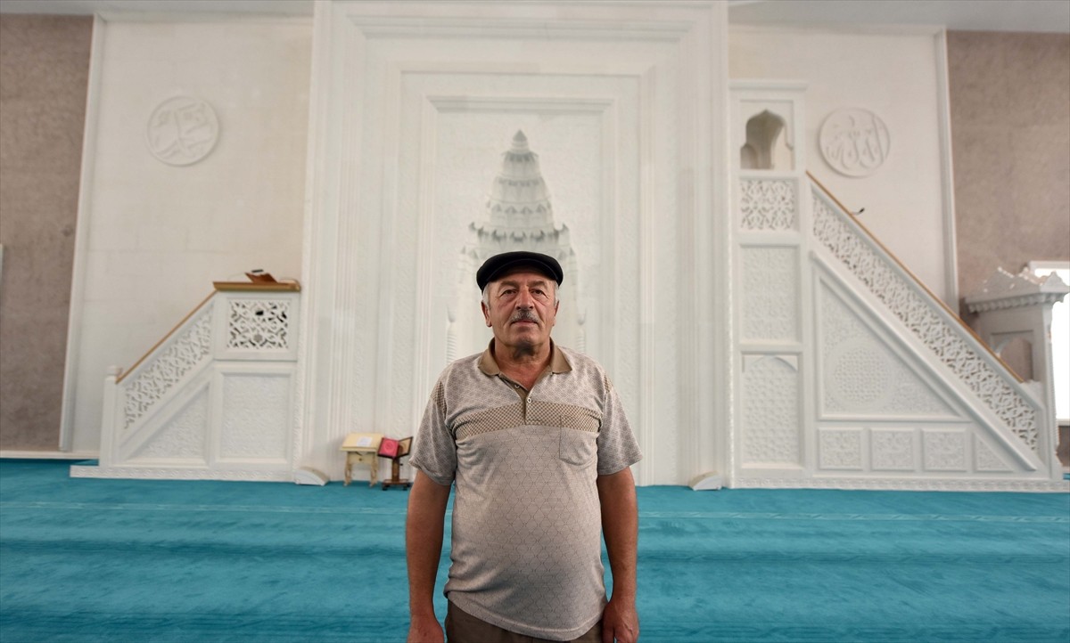 Trabzonlu taş oyma ustası Hayri Dertlioğlu, Türkiye'de "yılın ahisi" seçildi. Dertlioğlu, ödülünü...