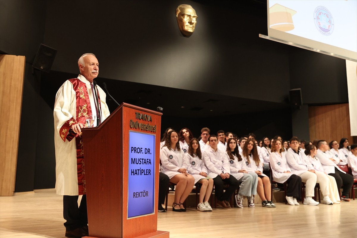 Trakya Üniversitesi Balkan Kongre Merkezi'nde "Beyaz Önlük Giyme Töreni" düzenlendi. Trakya...