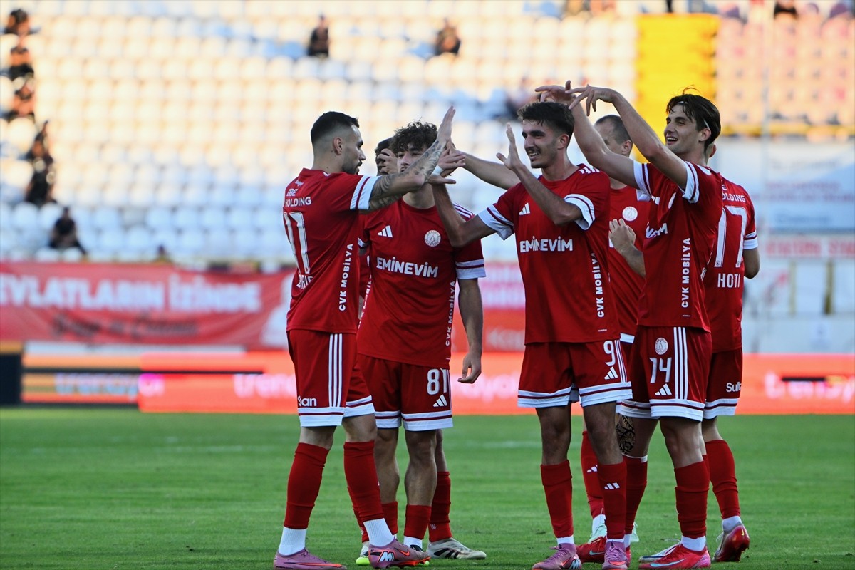 Trendyol 1. Lig'in 7. haftasında Boluspor ile Eminevim Ümraniyespor, Bolu Atatürk Stadı'nda...