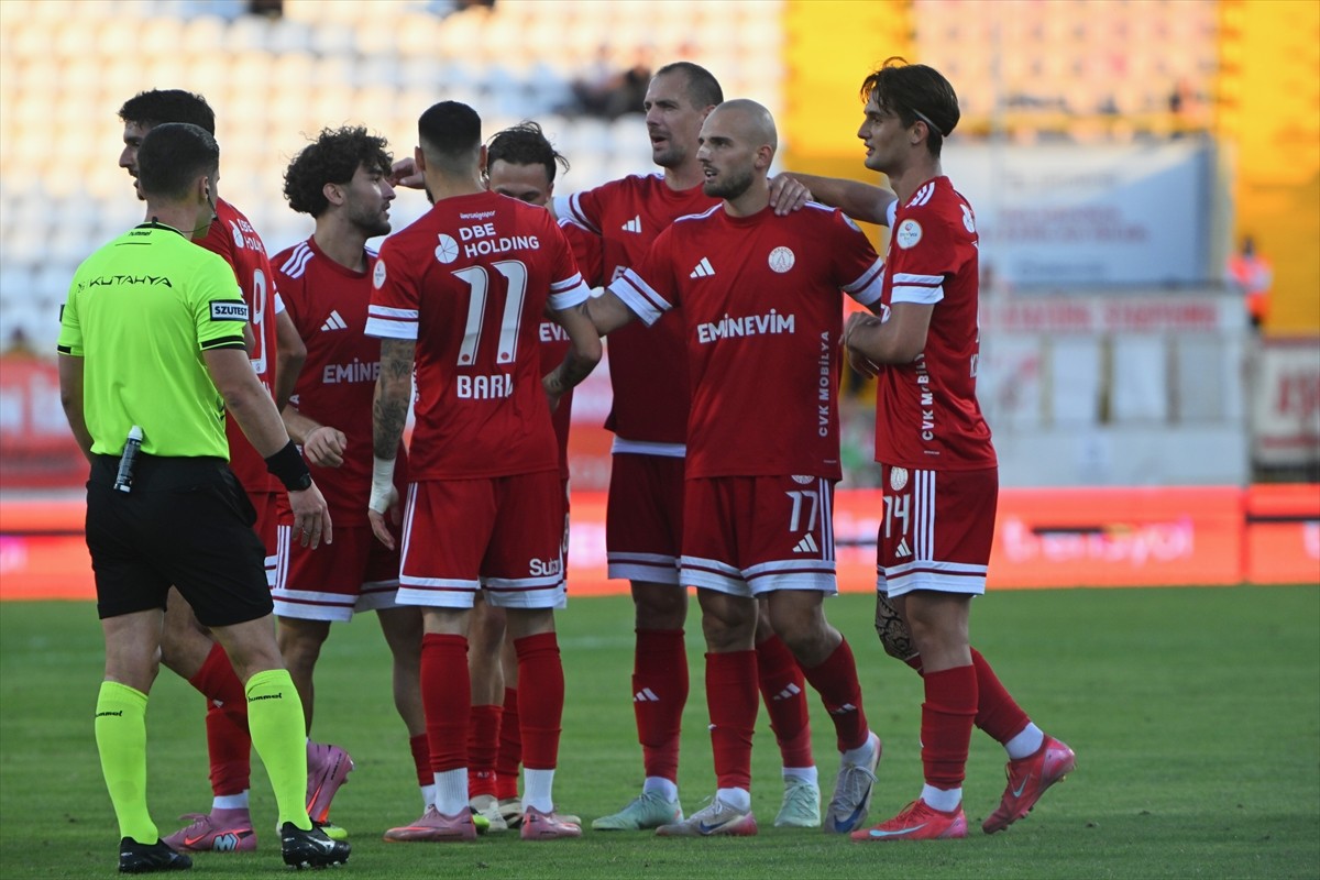 Trendyol 1. Lig'in 7. haftasında Boluspor ile Eminevim Ümraniyespor, Bolu Atatürk Stadı'nda...