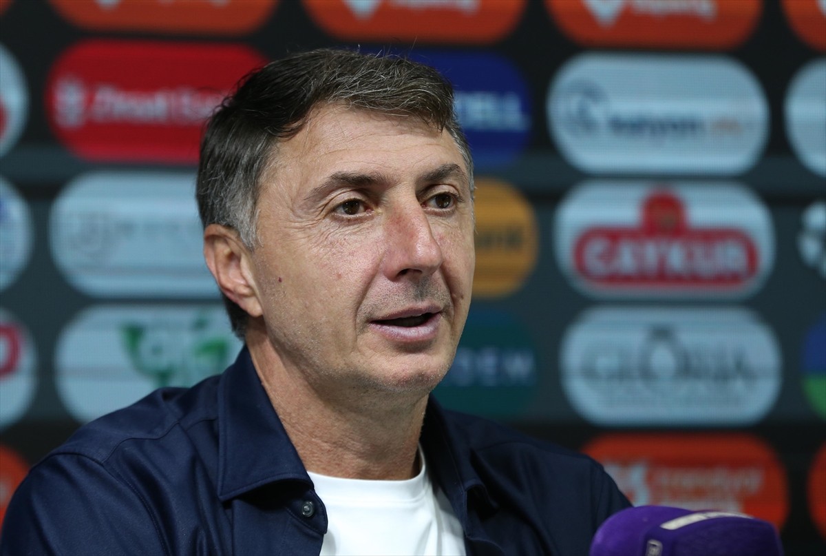 Trendyol Süper Lig'in 7. haftasında Kasımpaşa'ya 2-1 yenilen Çaykur Rizespor Teknik Direktörü...