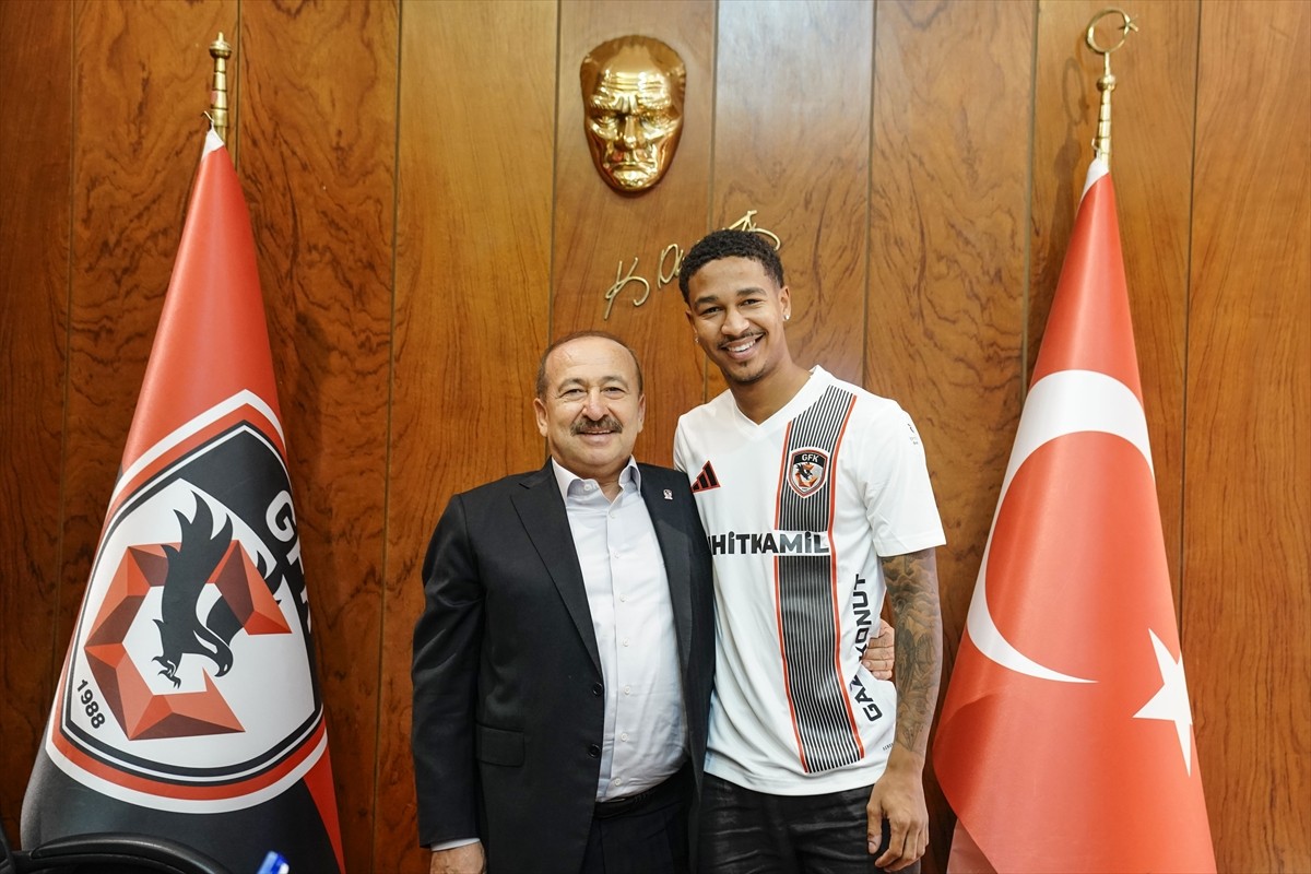 Trendyol Süper Lig ekiplerinden Gaziantep FK, sol kanat oyuncusu Rob Nizet (sağda) ile 1+1 yıllık...